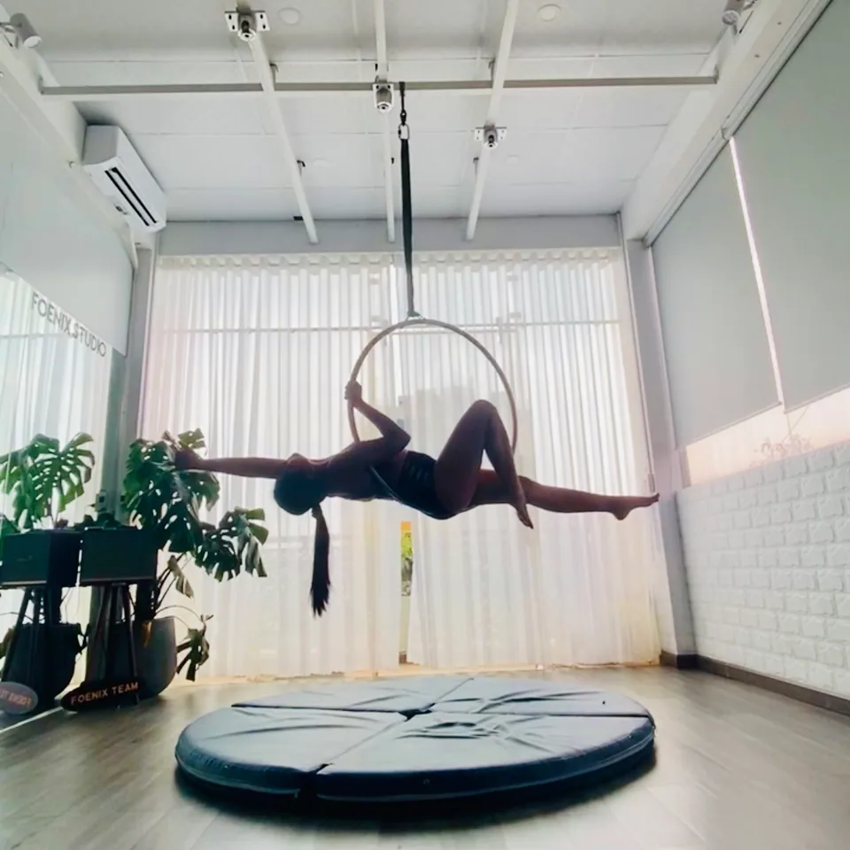 Khu vực chuẩn bị bên trong FOENIX STUDIO, gần lối vào sàn tập.